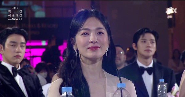 Nước mắt của Song Hye Kyo viral khắp Baeksang 2023: Nhìn dàn The Glory thắng giải …