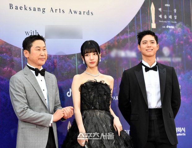 Baeksang 2023: Park Bo Gum vẫn né Suzy như né tà, gồng cứng người chụp ảnh khiến dân tình ví như robot - Ảnh 2.