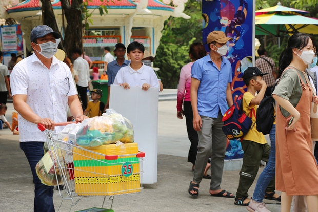 Hàng ngàn người đội nắng nóng đổ về Suối Tiên trong ngày Giỗ tổ Hùng Vương - Ảnh 3.