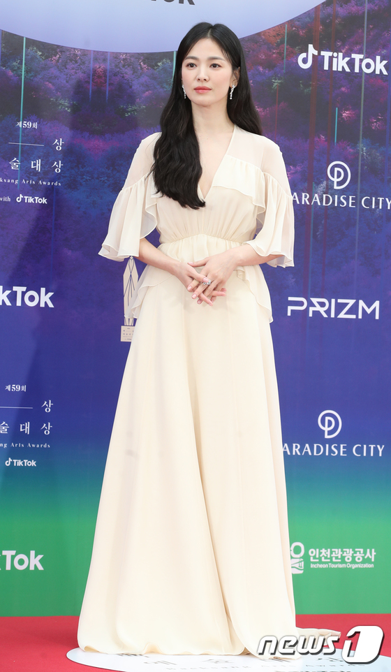 Song Hye Kyo gây bão với màn trở lại Baeksang 2023 sau 7 năm: Lộ dấu vết lão hóa trong ảnh chính thức nhưng đẹp nao lòng trong hình chụp vội? - Ảnh 4.