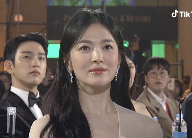 Song Hye Kyo gây bão với màn trở lại Baeksang 2023 sau 7 năm: Lộ dấu vết lão hóa trong ảnh chính thức nhưng đẹp nao lòng trong hình chụp vội? - Ảnh 10.