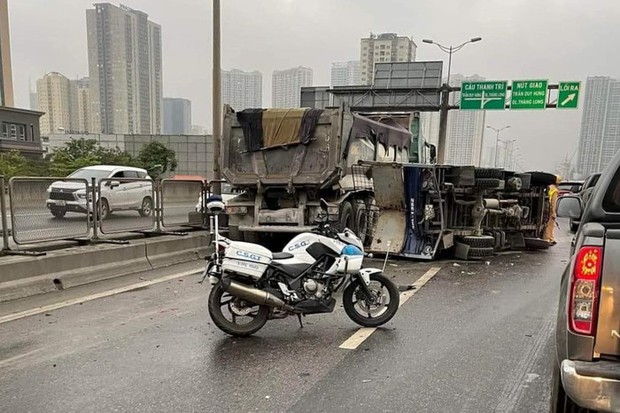 Hà Nội: 5 ô tô tông liên hoàn, đường vành đai 3 trên cao ùn tắc kéo dài - Ảnh 1.