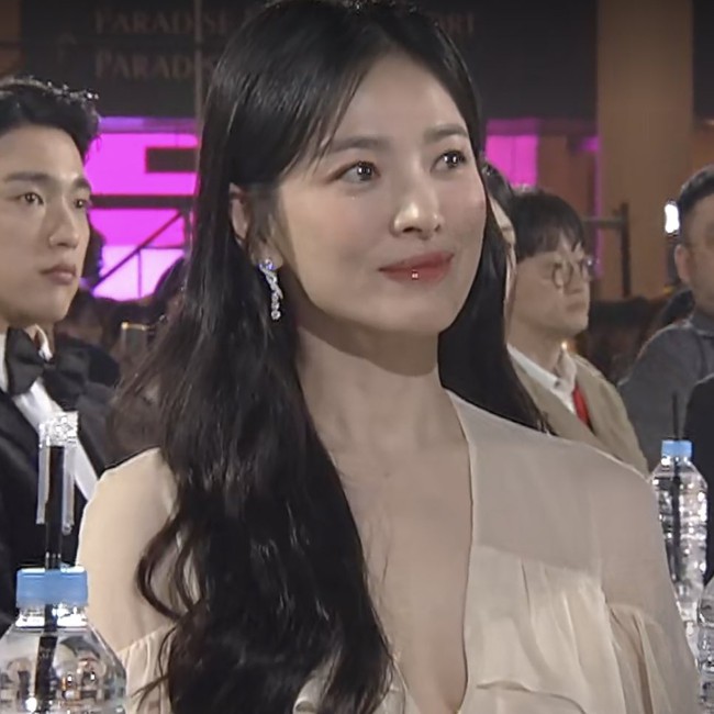 Song Hye Kyo gây bão với màn trở lại Baeksang 2023 sau 7 năm: Lộ dấu vết lão hóa trong ảnh chính thức nhưng đẹp nao lòng trong hình chụp vội? - Ảnh 9.