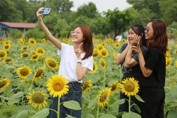 Hàng ngàn người đội nắng nóng đổ về Suối Tiên trong ngày Giỗ tổ Hùng Vương - Ảnh 8.