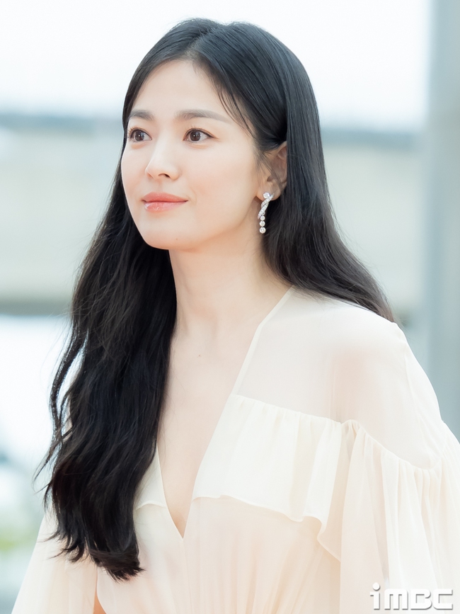 Song Hye Kyo gây bão với màn trở lại Baeksang 2023 sau 7 năm: Lộ dấu vết lão hóa trong ảnh chính thức nhưng đẹp nao lòng trong hình chụp vội? - Ảnh 8.