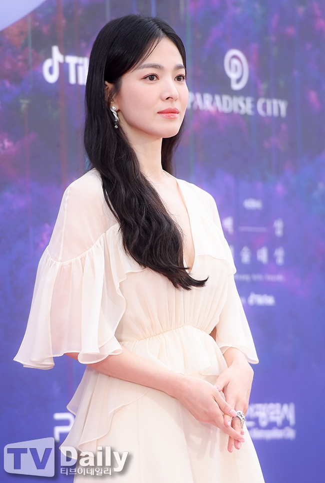 Song Hye Kyo gây bão với màn trở lại Baeksang 2023 sau 7 năm: Lộ dấu vết lão hóa trong ảnh chính thức nhưng đẹp nao lòng trong hình chụp vội? - Ảnh 7.