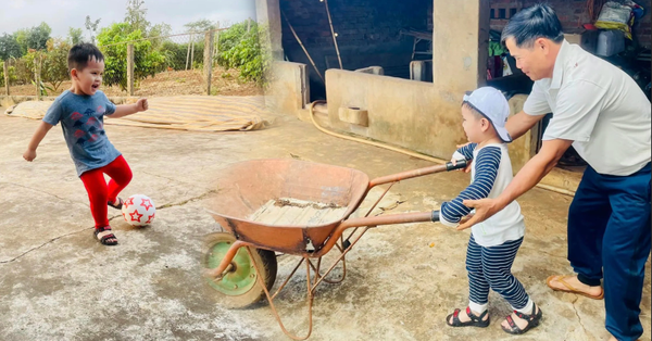 Các gia đình nhỏ về quê nghỉ lễ, cùng con lưu lại kỷ niệm quý giá bên ông bà