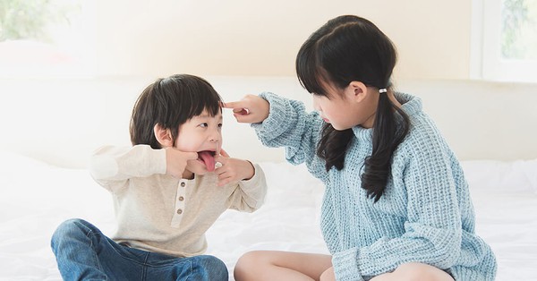 Trong gia đình có 2 con, cha mẹ kiên quyết làm 5 điều này thì con cái hòa thuận