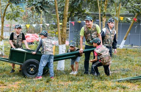 Ba mẹ rủ nhau cho con trải nghiệm một ngày làm chiến sĩ giúp bé học kĩ năng sống và rèn luyện ý thức kỷ luật