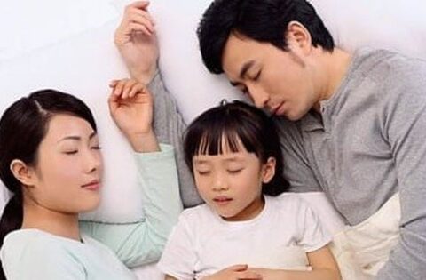 Để con gái ngủ cùng với bố đến bao nhiêu tuổi?