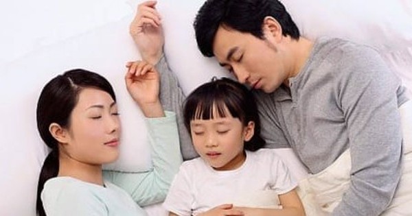 Để con gái ngủ cùng với bố đến bao nhiêu tuổi?