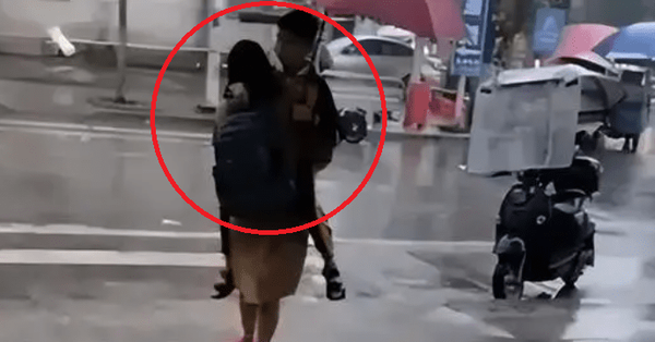 Bức ảnh chụp lén người mẹ đón con tan học gây tranh cãi, nhìn chiều cao của đứa con, ai nấy lắc đầu: Chiều quá sinh hư