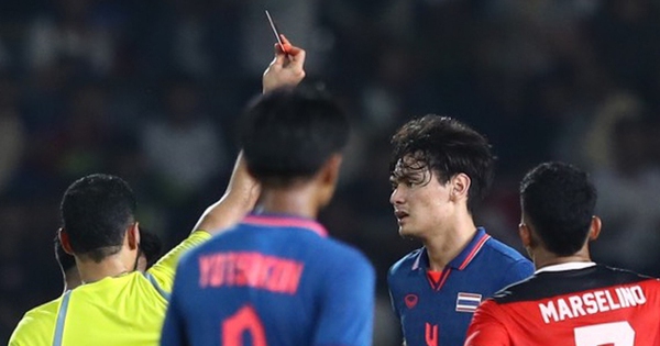 Sau lời giã từ đội tuyển gây sốc, trung vệ Thái Lan ném huy chương …