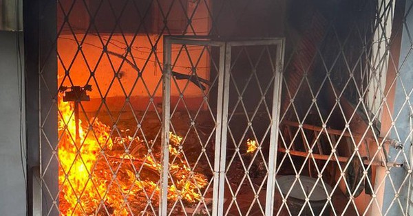 Nóng: Cháy lớn tại căn nhà 4 tầng ở Hà Nội, 2 bé trai …