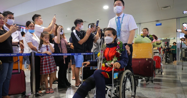 Xót xa hình ảnh nữ cầu thủ Việt Nam ngồi xe lăn về nước sau khi giành HCV lịch …