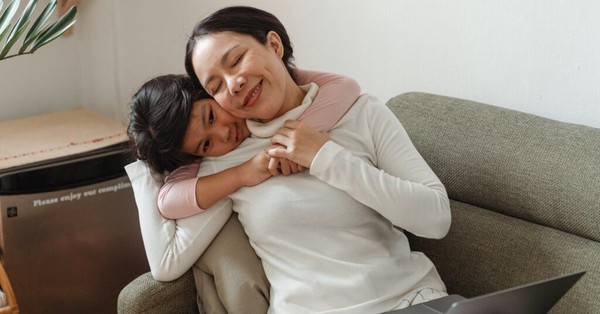 “Sao mẹ lúc nào cũng bận thế”: Đằng sau lời nói này là một em bé đang tổn thương và cảm thấy bị từ chối