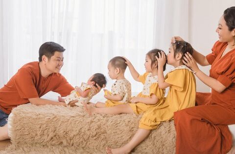 Ai cũng ái ngại nhìn cảnh “1 nách 4 con”, mẹ 9x tiết lộ “một chữ vàng” giúp cuộc sống luôn hạnh phúc