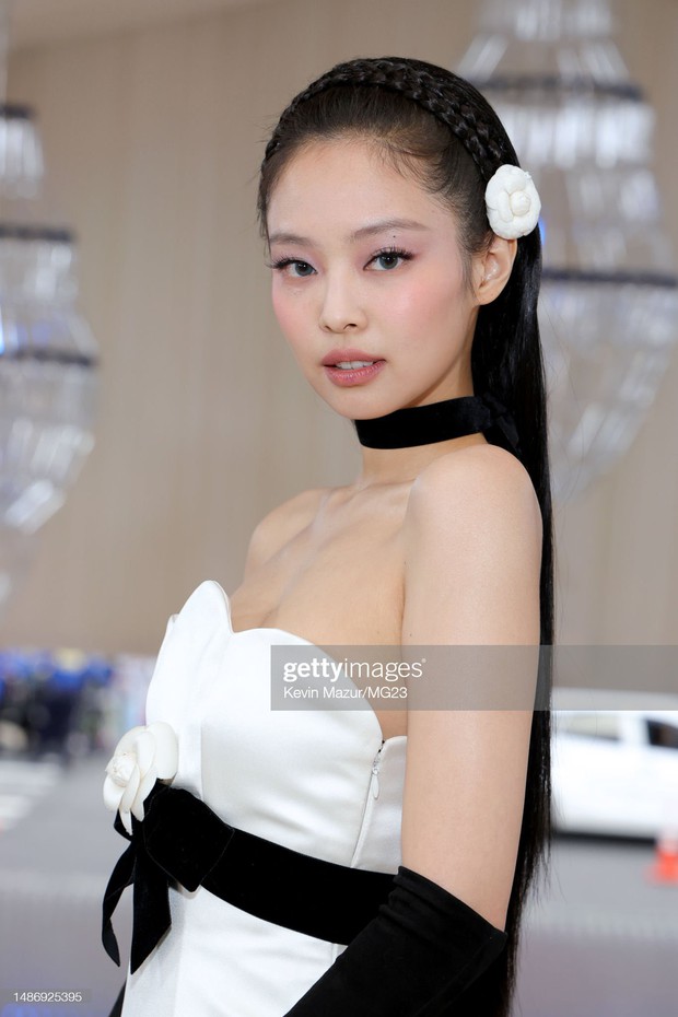 Jennie (BLACKPINK) hoá “chiến thần visual” ở Met Gala 2023: Góc cận xuất sắc đến độ cam thường và ống kính tử thần chịu thua - Ảnh 9.