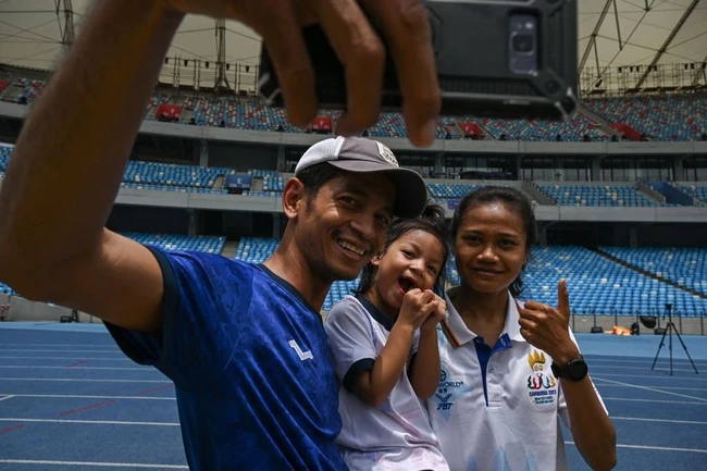 Nữ VĐV vừa chạy vừa khóc gây sốt ở SEA Games 32: Từ cô gái chỉ có một đôi giày cho đến người hùng của Campuchia - Ảnh 5.