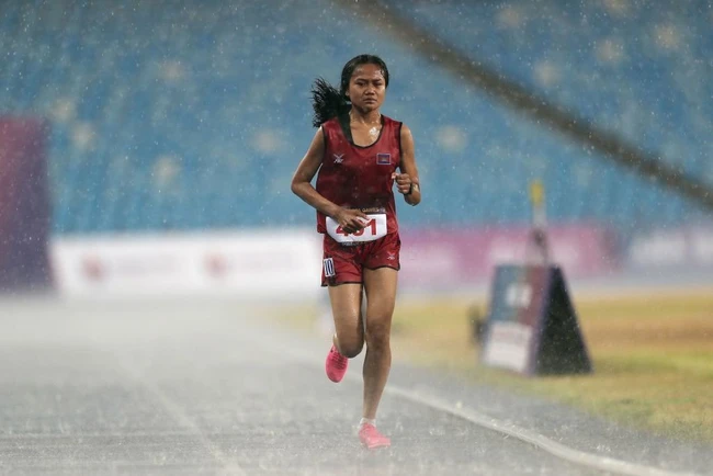 Nữ VĐV vừa chạy vừa khóc gây sốt ở SEA Games 32: Từ cô gái chỉ có một đôi giày cho đến người hùng của Campuchia - Ảnh 2.