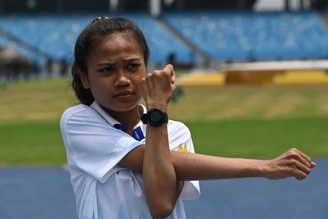 Nữ VĐV vừa chạy vừa khóc gây sốt ở SEA Games 32: Từ cô gái chỉ có một đôi giày cho đến người hùng của Campuchia - Ảnh 6.