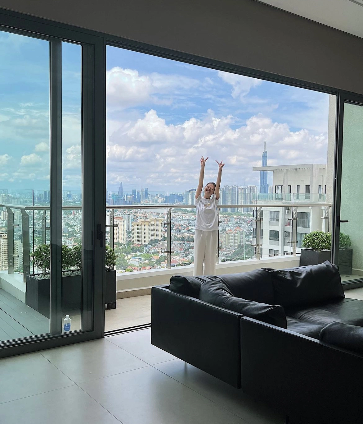 Hoa hậu Việt có 2 cơ ngơi ở tuổi 28: Penthouse sang xịn chưa choáng bằng toàn cảnh biệt thự tại khu nhà giàu - Ảnh 11.