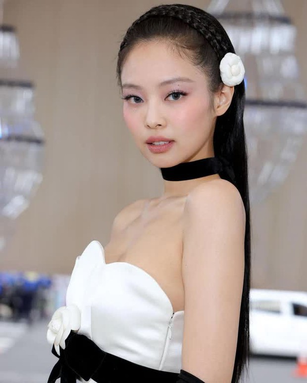 Song Hye Kyo chung khung hình với Jennie tại Met Gala 2023: Visual bất phân thắng bại nhưng tạo hình thì sao? - Ảnh 9.