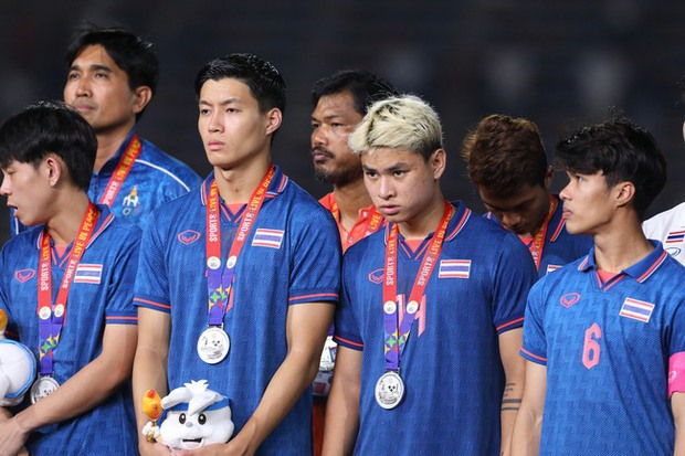 Sau lời giã từ đội tuyển gây sốc, trung vệ Thái Lan ném huy chương SEA Games lên khán đài - Ảnh 2. Sau lời giã từ đội tuyển gây sốc, trung vệ Thái Lan ném huy chương SEA Games lên khán đài - Ảnh 2.