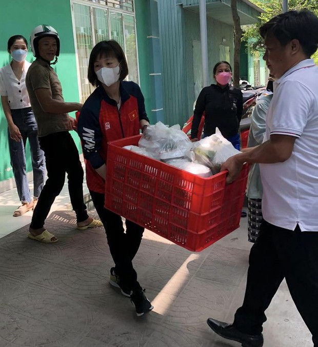 Tiền vệ tuyển nữ Việt Nam vừa giành HCV SEA Games làm việc thiện, giúp đỡ hoàn cảnh khó khăn ở quê nhà - Ảnh 4.