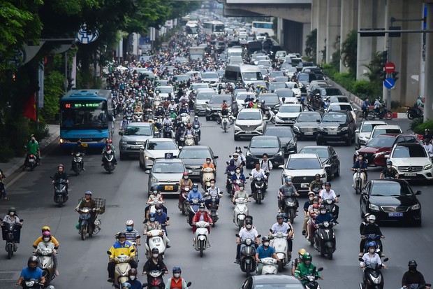 Giao thông Hà Nội hỗn loạn trong ngày đầu tiên người dân đi làm sau kỳ nghỉ dài - Ảnh 6.