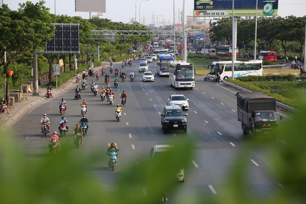 Dấu hiệu kỳ nghỉ lễ đã hết: Cửa ngõ đông nghẹt, người và xe ì ạch nhích từng bước về lại thành phố - Ảnh 24.