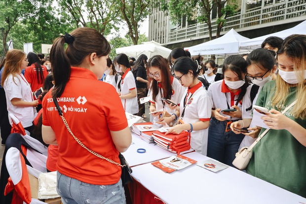 Nhiều sinh viên có việc làm ngay sau khi tham gia chương trình này: Chưa bao giờ cơ hội tiếp xúc với nhà tuyển dụng lại dễ đến thế! - Ảnh 1.