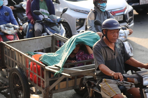 Dấu hiệu kỳ nghỉ lễ đã hết: Cửa ngõ đông nghẹt, người và xe ì ạch nhích từng bước về lại thành phố - Ảnh 22.