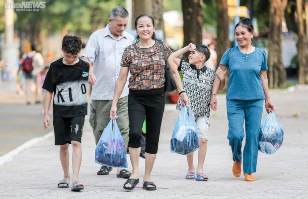 Giới trẻ Hà thành đổ về công viên nước Hồ Tây giải nhiệt ngày nắng nóng kỷ lục - Ảnh 4.