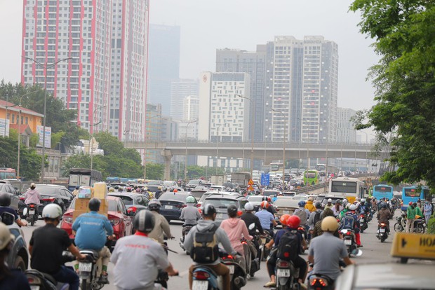 Giao thông Hà Nội hỗn loạn trong ngày đầu tiên người dân đi làm sau kỳ nghỉ dài - Ảnh 3.