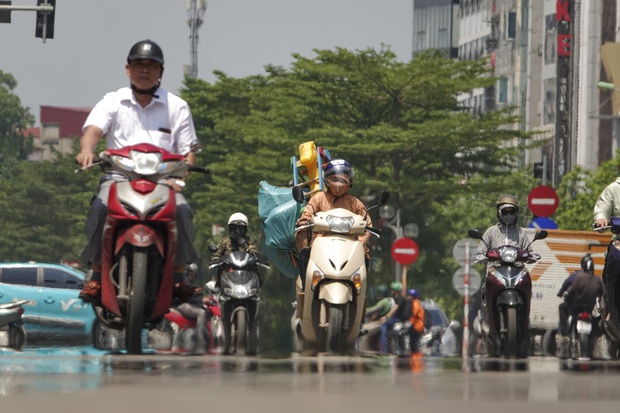 Hà Nội: Nhiệt độ ngoài trời hơn 50 độ C, người dân gồng mình mưu sinh dưới cái nắng cháy da, cháy thịt - Ảnh 5.