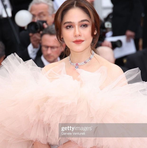 Thảm đỏ Cannes ngày 2: Rosé và nữ hoàng làng giải trí Thái đối lập, bản sao Song Hye Kyo chơi trội - Ảnh 5.