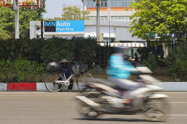 Hà Nội: Nhiệt độ ngoài trời hơn 50 độ C, người dân gồng mình mưu sinh dưới cái nắng cháy da, cháy thịt - Ảnh 4.