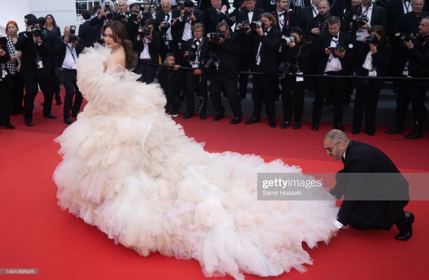 Thảm đỏ Cannes ngày 2: Rosé và nữ hoàng làng giải trí Thái đối lập, bản sao Song Hye Kyo chơi trội - Ảnh 4.