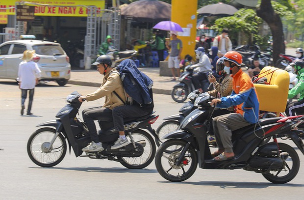 Hà Nội: Nhiệt độ ngoài trời hơn 50 độ C, người dân gồng mình mưu sinh dưới cái nắng cháy da, cháy thịt - Ảnh 3.