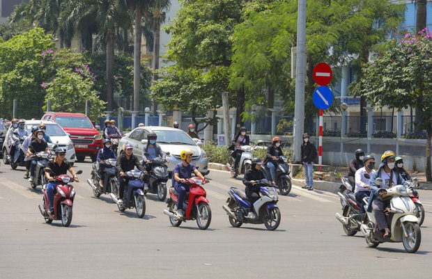 Hà Nội: Nhiệt độ ngoài trời hơn 50 độ C, người dân gồng mình mưu sinh dưới cái nắng cháy da, cháy thịt - Ảnh 1.