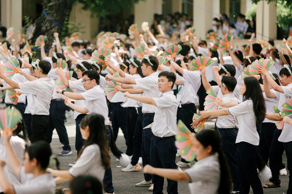 Ngày ra trường của học sinh chuyên Lê Hồng Phong luôn hạnh phúc: Quậy hết mình nhưng khóc cũng hết nước mắt! - Ảnh 3.