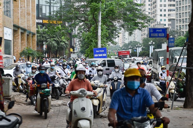 Giao thông Hà Nội hỗn loạn trong ngày đầu tiên người dân đi làm sau kỳ nghỉ dài - Ảnh 9.