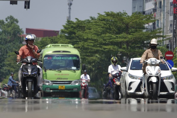 Hà Nội: Nhiệt độ ngoài trời hơn 50 độ C, người dân gồng mình mưu sinh dưới cái nắng cháy da, cháy thịt - Ảnh 15.