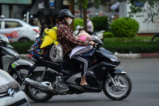 Dấu hiệu kỳ nghỉ lễ đã hết: Cửa ngõ đông nghẹt, người và xe ì ạch nhích từng bước về lại thành phố - Ảnh 13.