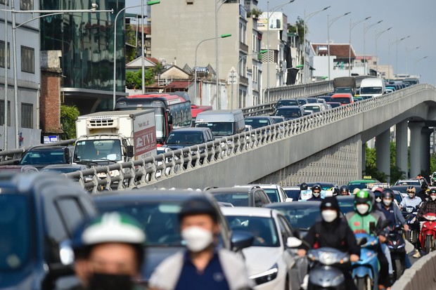 Dấu hiệu kỳ nghỉ lễ đã hết: Cửa ngõ đông nghẹt, người và xe ì ạch nhích từng bước về lại thành phố - Ảnh 8.