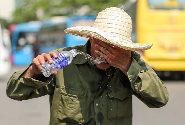 Hà Nội: Nhiệt độ ngoài trời hơn 50 độ C, người dân gồng mình mưu sinh dưới cái nắng cháy da, cháy thịt - Ảnh 14.