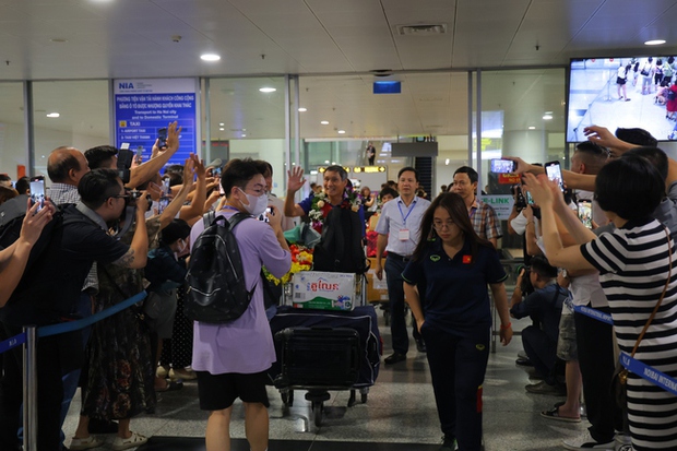 Xót xa hình ảnh nữ cầu thủ Việt Nam ngồi xe lăn về nước sau khi giành HCV lịch sử tại SEA Games 32 - Ảnh 9.