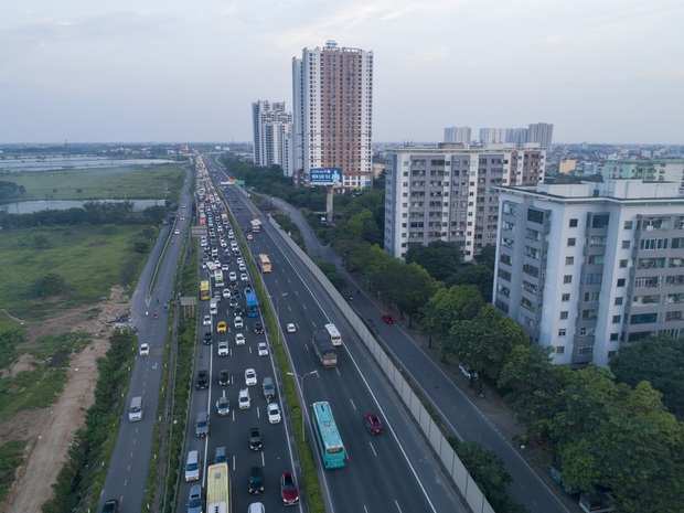 Dấu hiệu kỳ nghỉ lễ đã hết: Cửa ngõ đông nghẹt, người và xe ì ạch nhích từng bước về lại thành phố - Ảnh 4.