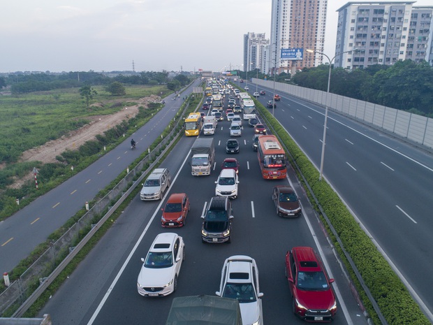 Dấu hiệu kỳ nghỉ lễ đã hết: Cửa ngõ đông nghẹt, người và xe ì ạch nhích từng bước về lại thành phố - Ảnh 3.